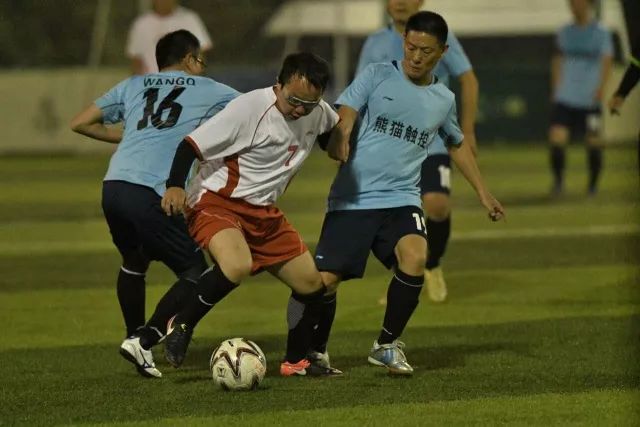 洛杉矶银河主场2-1战胜新英格兰革命，精彩进球不断