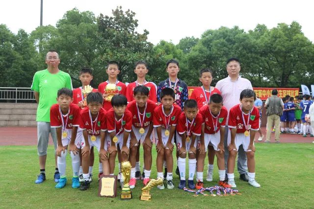 问题加剧：即使多打一人也无法控制，曼联的战术困境愈发明显